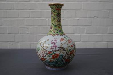 Un vase de forme bouteille en porcelaine de Chine famille rose, marque de Jiaqing, 19/20&egrave;me
